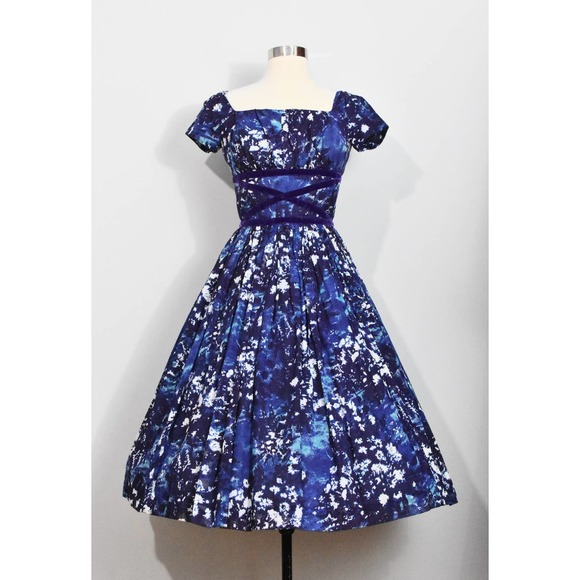A Jane Parker Junior 50s Purple /Blue Patterned Dress with Velvet Waist Detail - Picture 2 of 7